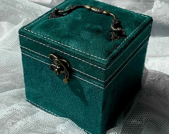 Joyero de terciopelo verde, Guarda joyas elegante y original, Modelo vintage y discreto, diseño refinado, idea regalo