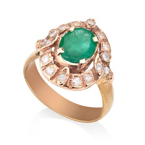 Vintage Antique Georgian Style Ring Made of 9 carat red gold inlaid with a unique emerald stone and around the inlay of diamonds