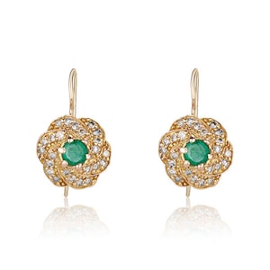 Vintage oorbellen in roosdesign, smaragdstenen en diamanten