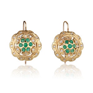 Geelgouden oorbellen, vintage design in antieke stijl, smaragd en diamanten