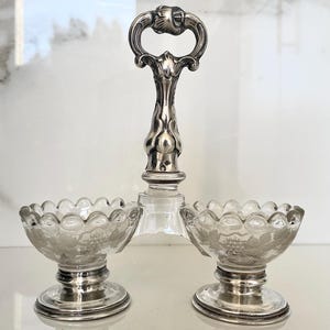 Antique double salt cellar in solid silver, Minerva motif, and engraved glass – Napoleon III era – 19th century