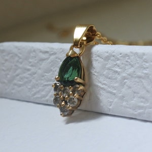 Goldanhänger, grüner Stein und Diamanten