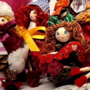 Pine Cone Girls Figuren-Handgemachte dekorative Baby Girl Ornamente mit bemalten Gesichtern und stilvollen Outfits