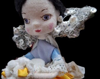 Scène met beeldje sneeuwwitje en boze koningin, sprookjestheatervoorstelling/handgemaakt vintage decor
