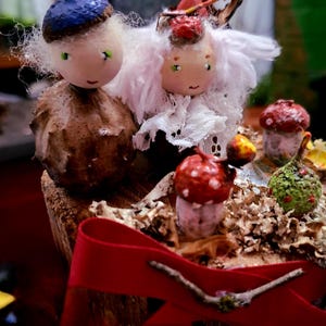 Hänsel und Gretel Märchen Szene-Handgemachte Tannenzapfen Figuren mit Hexenhaus Dekor