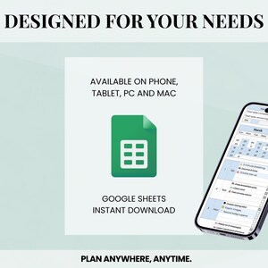 Pu&ograve; includere: L'immagine presenta il testo "DESIGNED FOR YOUR NEEDS" e "AVAILABLE ON PHONE, TABLET, PC AND MAC". Viene visualizzata un'icona verde di Google Sheets con il testo "GOOGLE SHEETS INSTANT DOWNLOAD". Uno smartphone mostra un calendario. Il testo "PLAN ANYWHERE, ANYTIME" &egrave; in basso.