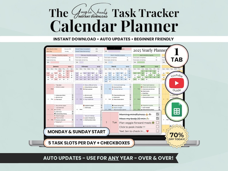 Pu&ograve; includere: Uno schermo di un laptop mostra un pianificatore di calendario digitale intitolato "The Google Sheets Task Tracker Calendar Planner". Il pianificatore presenta una vista annuale del 2025 con caselle di controllo e slot attivit&agrave;. Il testo include "Download istantaneo".