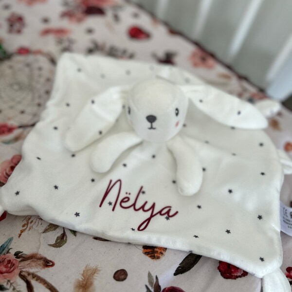 Doudou peluche en polyester personnalisé avec prénom de l'enfant blanc, rose ou bleu, avec petites étoiles, un cadeau unique et original
