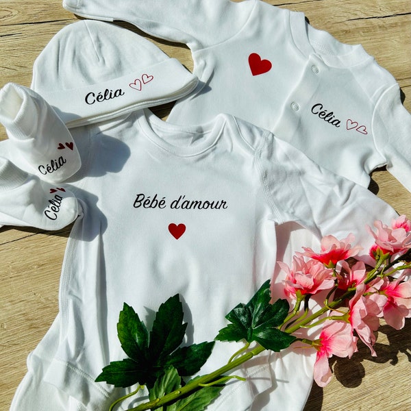 Tenue de naissance en coton biologique, blanche et personnalisable avec le prénom de votre enfant ou tout autre choix de personnalisation