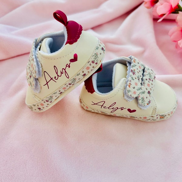 Chaussure souple bébé - basket souple blanche et rose - basket bébé - à personnaliser - enfant - prénom - naissance - grossesse - baptême