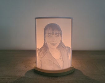 Cadre photo lumineux personnalisé éclairé avec une bougie