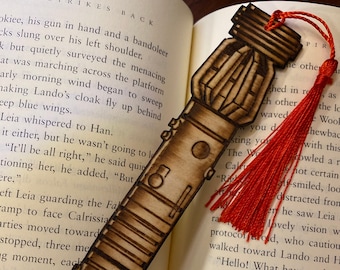 Marcapáginas hecho a mano con el sable de luz de Darth Maul