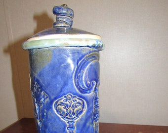 Vase en poterie bleu fait main avec couvercle