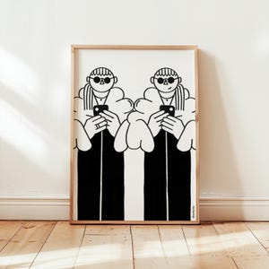 Könnte beinhalten: Schwarz-weiß-Illustration von zwei Personen mit Sonnenbrillen und dicken Jacken, die jeweils ein Smartphone vor sich halten.