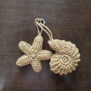 Crochet Raffia Seashell Keychain Set – Ocean-Themed Bag Charm (Shell & Starfish)