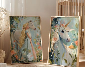 Könnte beinhalten: Zwei gerahmte Kunstdrucke mit Einhörnern. Ein Druck zeigt eine blonde Frau in einem blauen Kleid mit einem Einhorn. Der andere zeigt ein Einhorn mit einem Blumenkranz. Beide sind vor einem Hintergrund aus Blumen und Blättern.