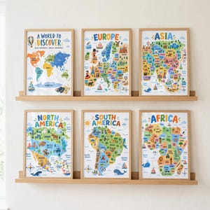 Pode incluir: Seis quadros decorativos emoldurados dispostos em duas prateleiras de madeira. As impressões apresentam mapas ilustrados e coloridos do mundo, Europa, Ásia, América do Norte, América do Sul e África, com nomes e ícones regionais.