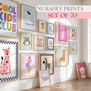 Op de afbeelding: Een verzameling van 70 ingelijste prints voor de kinderkamer met grillige illustraties en tekst, waaronder een hond op een skateboard, een kikker, een zebra en de woorden "COOL KIDS CLUB" en "YOU ARE MAGIC".