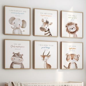 Puede incluir: Seis láminas enmarcadas con ilustraciones de acuarela de animales adorables, incluyendo un elefante, una cebra, un león, un hipopótamo, un ciervo y un tigre. Cada lámina presenta texto inspirador en una paleta de colores suaves, ideal para una habitación infantil.