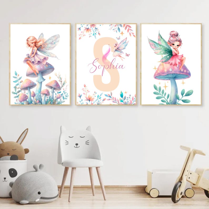 Peut inclure: Trois impressions aquarelle repr&eacute;sentant une f&eacute;e avec des ailes et un champignon. L'impression du milieu porte le nom "Sophia" en lettres roses et bleues.