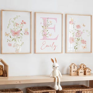 Wilde bloemenprints, roze bloem kinderkamerdecoratie, meisjeskamerprints, bloemenkunst aan de muur, pastelbloemenkunst, decoratie bloemenkwekerij, vlinderprints