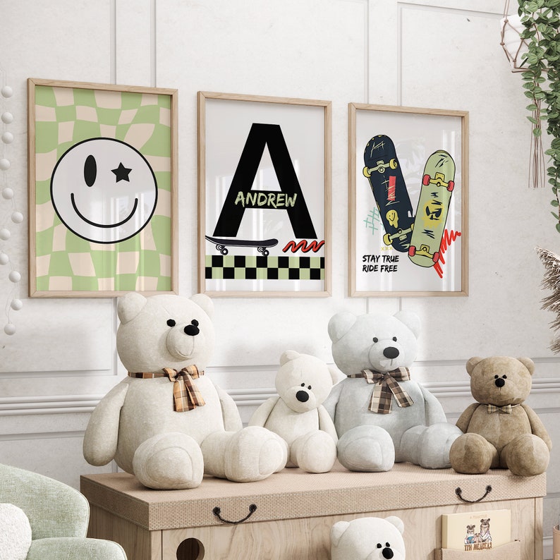 Puede incluir: Tres impresiones enmarcadas con un fondo a cuadros verde y blanco, una letra A negra con el nombre Andrew, y dos patinetas con el texto "Stay True Ride Free". Tres osos de peluche est&aacute;n sentados frente a las impresiones sobre una superficie de madera.