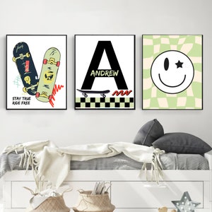 Puede incluir: Tres impresiones enmarcadas con tem&aacute;tica de skate. La primera impresi&oacute;n presenta dos patinetas con el texto "Stay True Ride Free". La segunda impresi&oacute;n presenta la letra "A" con el nombre "Andrew" debajo. La tercera impresi&oacute;n presenta un fondo a cuadros verde y blanco con una cara sonriente con una estrella en un ojo.