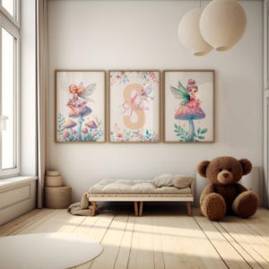 Peut inclure: Trois impressions aquarelle encadr&eacute;es repr&eacute;sentant des f&eacute;es assises sur des champignons. L'impression du milieu porte le nom "Sophia" &eacute;crit en lettres roses.