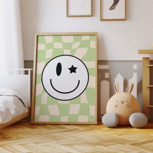Puede incluir: Un fondo a cuadros verde y crema con una cara sonriente en blanco y negro con una estrella sobre un ojo. La cara sonriente est&aacute; en el centro de la imagen.