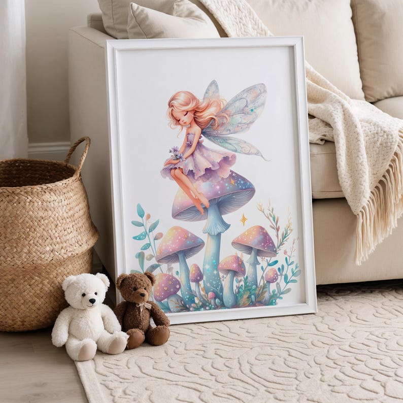 Peut inclure: Une illustration fantaisiste d'une f&eacute;e aux ailes iris&eacute;es assise sur un grand champignon entour&eacute; de champignons plus petits. La f&eacute;e porte une robe violette et tient une petite fleur. L'arri&egrave;re-plan est bleu clair avec des nuages blancs.