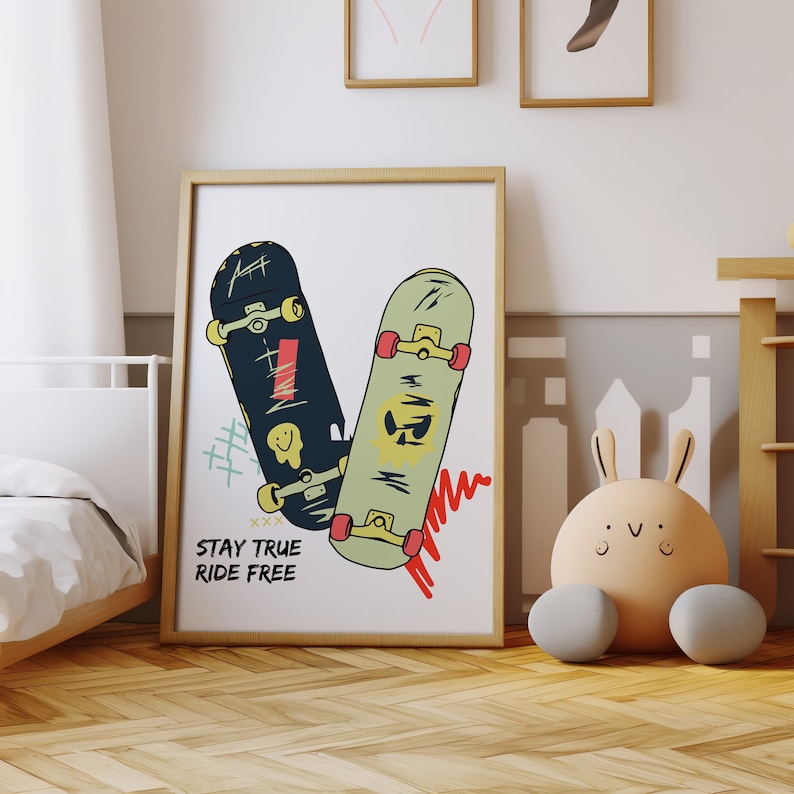 Puede incluir: Una impresi&oacute;n enmarcada con fondo blanco que presenta dos patinetas coloridas con el texto "Stay True Ride Free" impreso debajo.