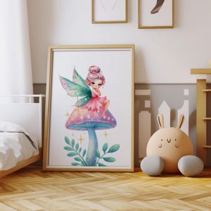Peut inclure: Une illustration aquarelle d'une f&eacute;e aux cheveux roses et aux ailes vertes assise sur un champignon &agrave; pied bleu et &agrave; chapeau rose, violet et bleu. Le champignon est entour&eacute; de feuilles vertes et d'&eacute;toiles.