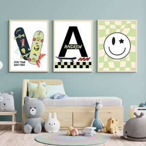 Puede incluir: Tres impresiones enmarcadas con un fondo a cuadros verde y blanco. La impresi&oacute;n de la izquierda presenta dos patinetas con el texto "Stay True Ride Free". La impresi&oacute;n del medio presenta una letra "A" negra con el nombre "Andrew" escrito debajo. La impresi&oacute;n de la derecha presenta una cara sonriente blanca con una estrella en un ojo.