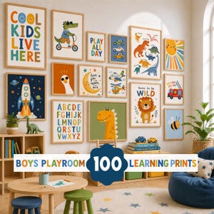 Könnte beinhalten: Eine Sammlung von 100 Wandbildern mit farbenfrohen Illustrationen von Dinosauriern, Fahrzeugen, Tieren und Buchstaben des Alphabets. Die Drucke sind in hellen Holzrahmen an einer Wand angebracht und zeigen verschiedene Themen wie Weltraum und Natur.