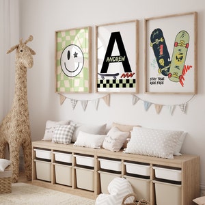 Puede incluir: Tres impresiones enmarcadas en una pared blanca. La impresi&oacute;n de la izquierda tiene un fondo a cuadros verde y blanco con una cara sonriente. La impresi&oacute;n del medio tiene una letra A negra con el nombre Andrew y una patineta. La impresi&oacute;n de la derecha tiene dos patinetas con el texto "Stay True Ride Free".