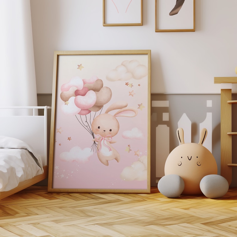 Pu&ograve; includere: Un'illustrazione ad acquerello rosa e marrone di un coniglio che tiene palloncini rosa e marroni con stelle e nuvole sullo sfondo.