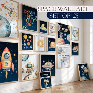 Könnte beinhalten: Eine Sammlung von 25 gerahmten Wandbildern zum Thema Weltraum. Die Kunstwerke zeigen Aquarellillustrationen von Raketen, Planeten, Astronauten und inspirierenden Zitaten wie "Dream Big Little One". Die Farbpalette umfasst Blau, Orange und Gelb.
