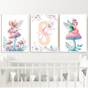 Peut inclure: Trois impressions aquarelle repr&eacute;sentant une f&eacute;e assise sur un champignon, une grande lettre S avec le nom Sophia et une f&eacute;e assise sur un champignon avec des &eacute;toiles et des feuilles. Les impressions sont encadr&eacute;es en blanc.