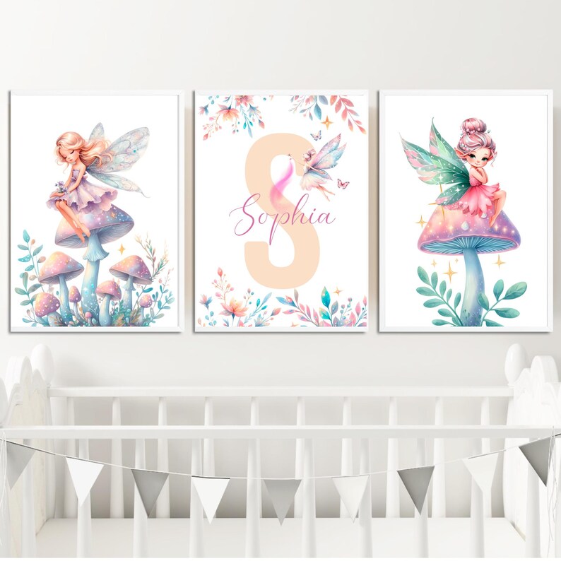 Peut inclure: Trois impressions aquarelle repr&eacute;sentant une f&eacute;e assise sur un champignon, une grande lettre S avec le nom Sophia et une f&eacute;e assise sur un champignon avec des &eacute;toiles et des feuilles. Les impressions sont encadr&eacute;es en blanc.