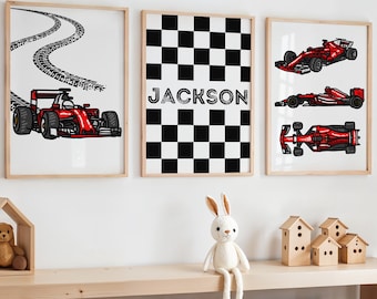 Puede incluir: Tres impresiones enmarcadas con temática de carreras. Una presenta un coche de carreras rojo con huellas de neumáticos, otra tiene un patrón de cuadros blanco y negro con el nombre "JACKSON", y la tercera muestra tres vistas de un coche de carreras rojo.