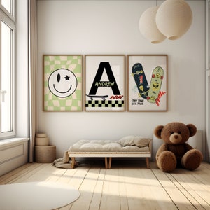 Puede incluir: Tres impresiones enmarcadas en una pared blanca. La primera impresi&oacute;n presenta un fondo a cuadros verde y blanco con una cara sonriente. La segunda impresi&oacute;n presenta una letra A negra con el nombre Andrew debajo. La tercera impresi&oacute;n presenta dos patinetas con el texto "Stay True Ride Free".