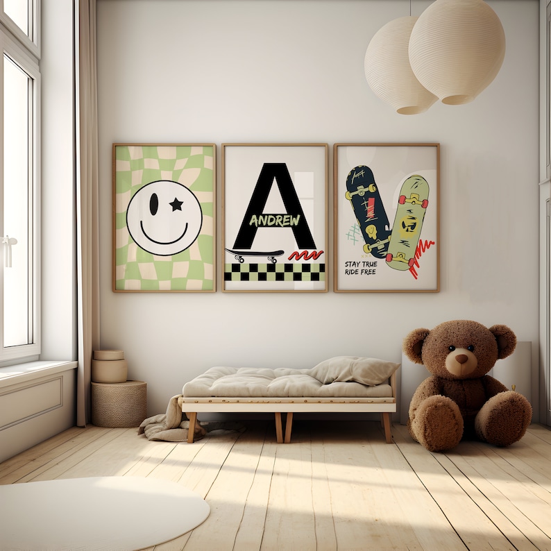 Puede incluir: Tres impresiones enmarcadas en una pared blanca. La primera impresi&oacute;n presenta un fondo a cuadros verde y blanco con una cara sonriente. La segunda impresi&oacute;n presenta una letra A negra con el nombre Andrew debajo. La tercera impresi&oacute;n presenta dos patinetas con el texto "Stay True Ride Free".
