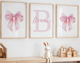 Juego de 3 láminas de arte mural en acuarela con lazo rosa, decoración infantil con lazo rosa, láminas Pink Coquette, letrero personalizado con el nombre de la bebé, láminas de lazo, arte con lazo