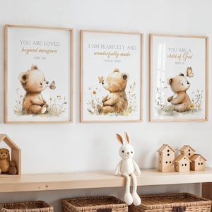 Könnte beinhalten: Drei gerahmte Kunstdrucke mit Aquarellillustrationen von Teddybären und Schmetterlingen. Jeder Druck enthält einen anderen Bibelvers: "Du bist unendlich geliebt", "Ich bin wunderbar gemacht" und "Du bist ein Kind Gottes."