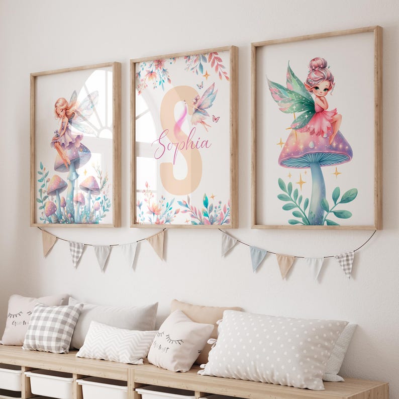 Peut inclure: Trois impressions encadr&eacute;es sur le th&egrave;me des f&eacute;es. Les impressions repr&eacute;sentent une f&eacute;e assise sur un champignon, une f&eacute;e avec un papillon et le nom "Sophia", et une f&eacute;e avec les ailes d&eacute;ploy&eacute;es.