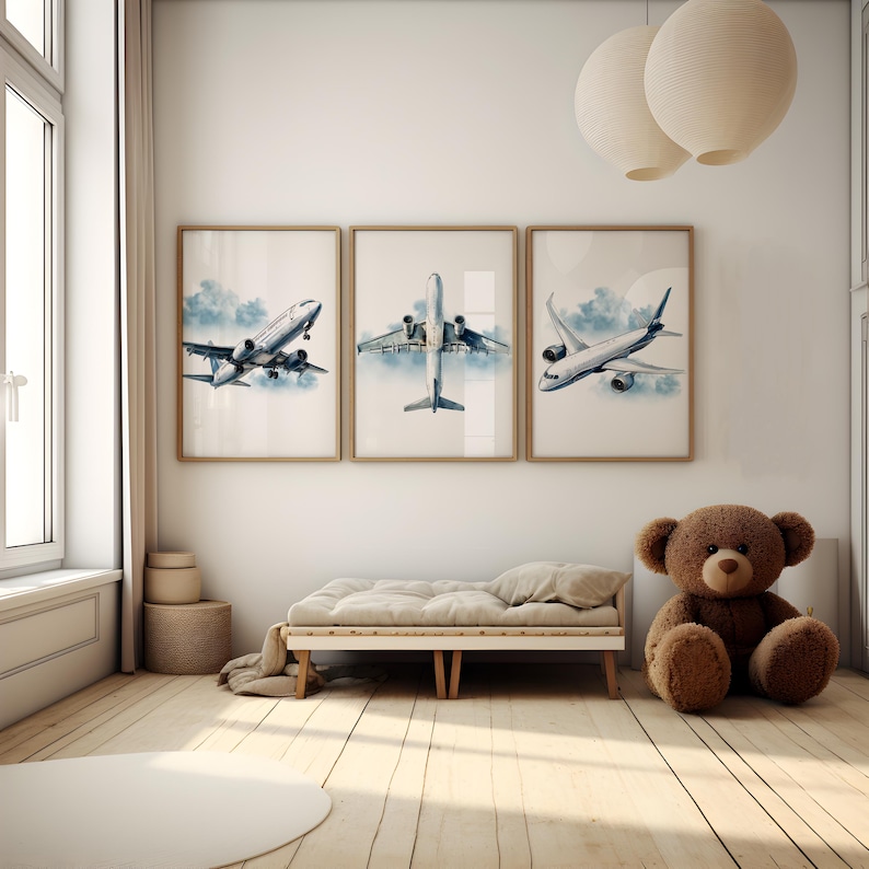 Puede incluir: Tres impresiones enmarcadas de aviones en una habitaci&oacute;n luminosa. Cada impresi&oacute;n presenta una vista diferente de un avi&oacute;n de pasajeros contra un cielo azul nublado. La habitaci&oacute;n incluye un peque&ntilde;o banco de madera, un oso de peluche y una alfombra redonda.
