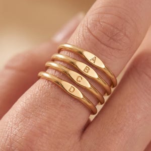 Zarter Stapelring mit Initialen, personalisierter Buchstaben-Siegelring, 925er Silber, minimalistisches Damen-Design
