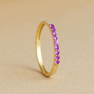 Anillo de banda de media eternidad de amatista en plata 925 u oro macizo, anillo de banda de boda delicado, anillo de madres hecho a mano, anillo de esposa, regalo elegante de mamá