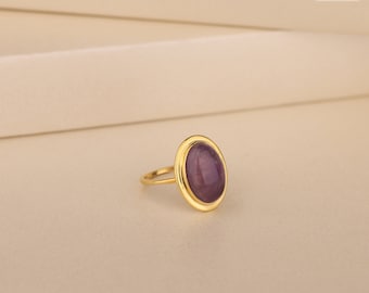 Oval Amethyst Women Ring in Solid Gold or Silver, Minimalist Gemstone Ring For Girlfriend, Elegant Purple Stone Ring, Wedding Ring, Mom Gift