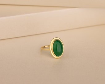 Oval Green Jade Stone Ring For Women in Gold or Silver, Modern Gemstone Ring to Wife, Dainty Mothers Ring, Promise Ring, Unique Gift For Her